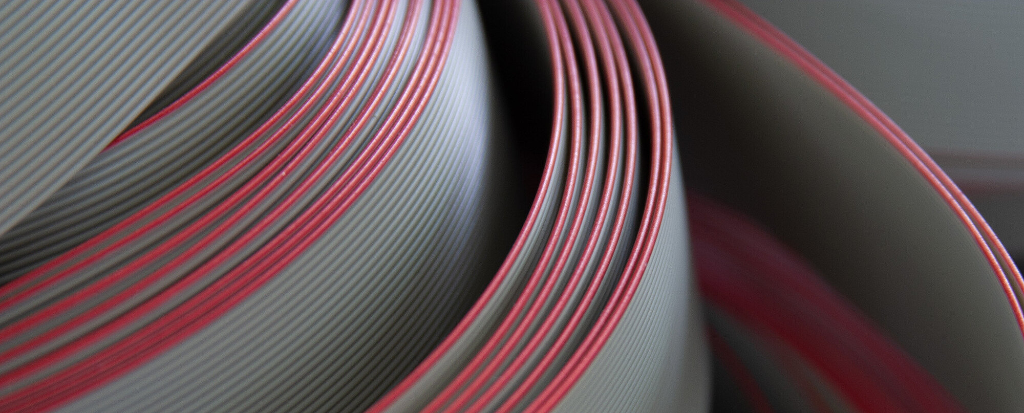 Flachband Kabel in rot und grau