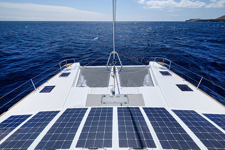 Boot mit Solar Panels auf dem Meer