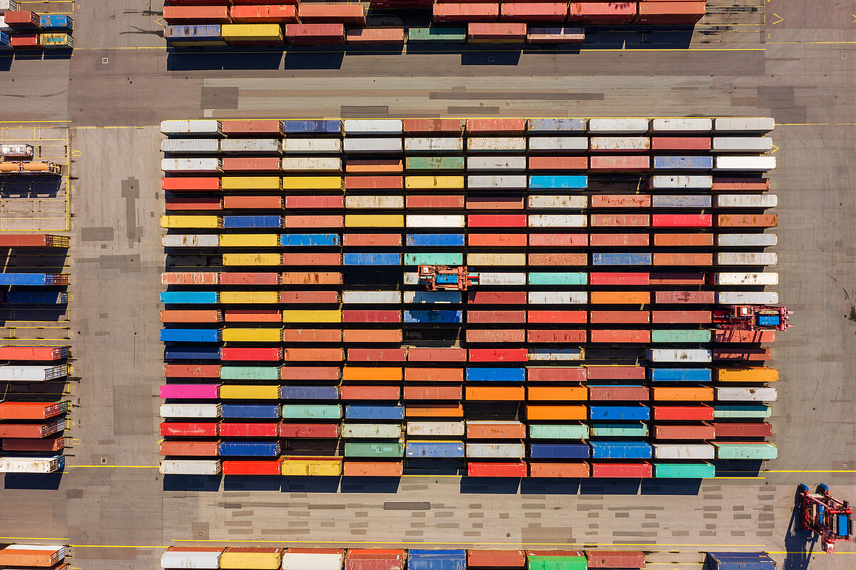 Luftaufnahme eines Containerhafens mit bunten Containern
